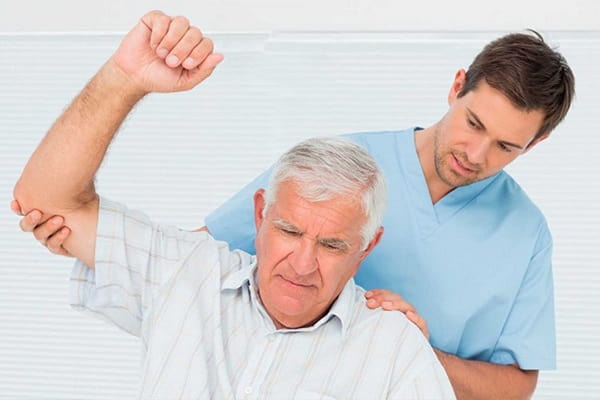 فیزیوتراپی سالمندان برای کاهش درد و افزایش انعطاف و قدرت بدنی